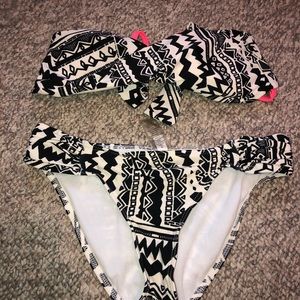 Twist Bandeau Bikini